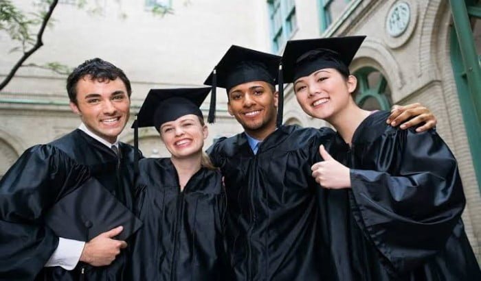 মার্কিন মাধ্যমিক বিদ্যালয়ের শিক্ষার্থীদের জন্য বৃত্তি প্রদান করে